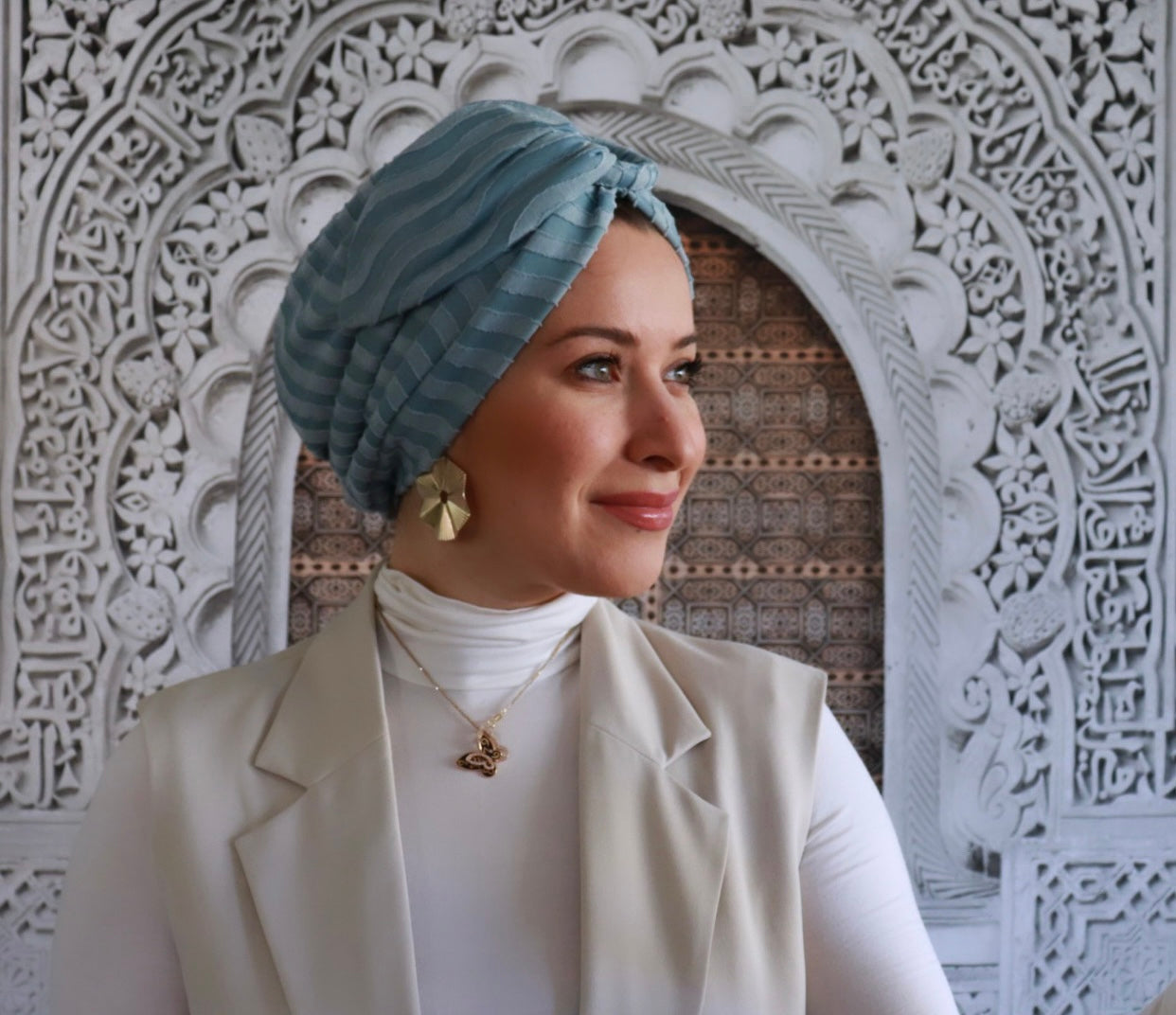 Wavy turban with light green ring